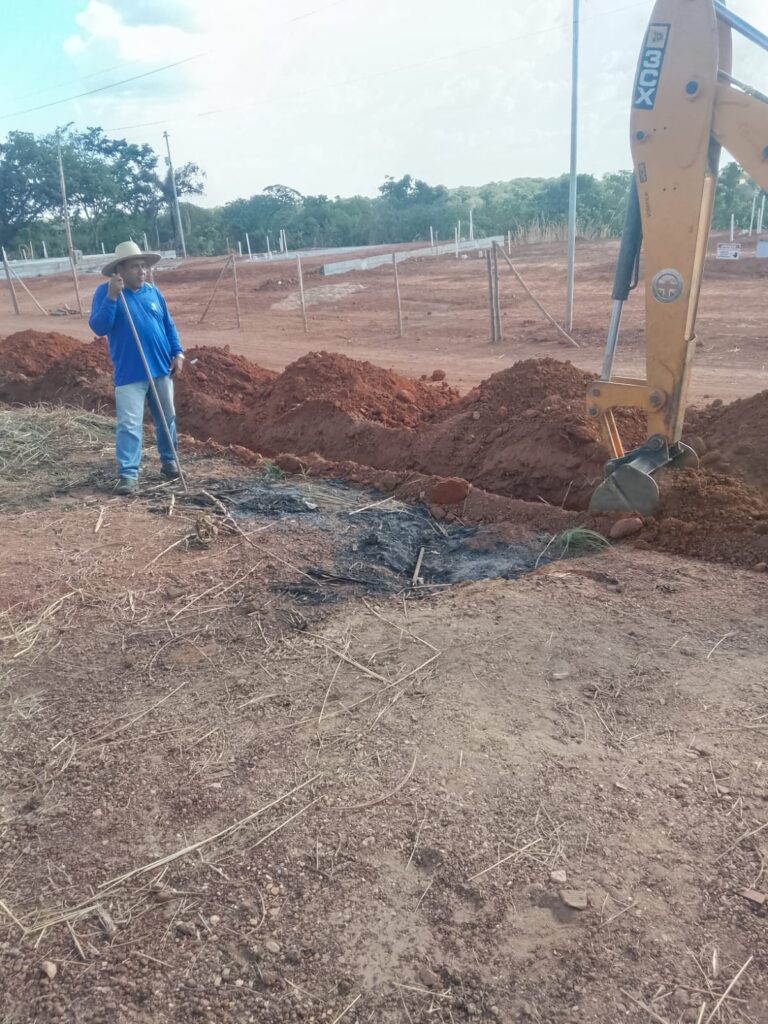Rede de distribuição de água chega ao Conjunto Vila Dourada 7 Escavação para rede de distribuição de água no Conjunto Vila Dourada