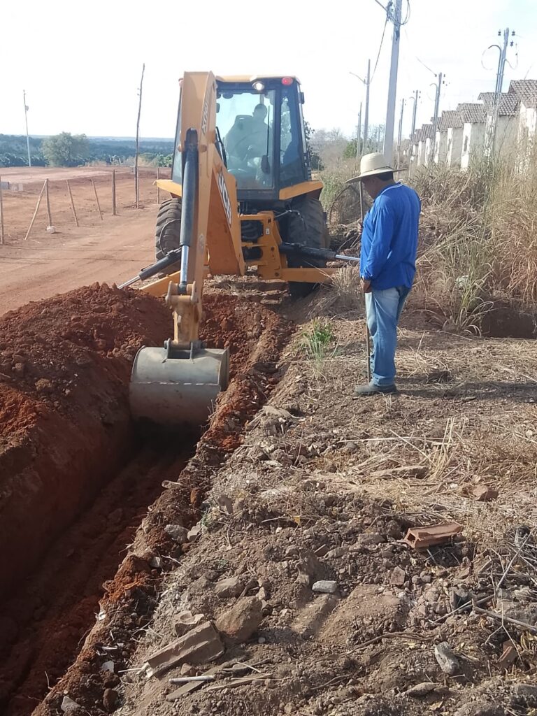 Rede de distribuição de água chega ao Conjunto Vila Dourada 6 Obra da rede de distribuição de água realizada pelo SAAE de Trombas