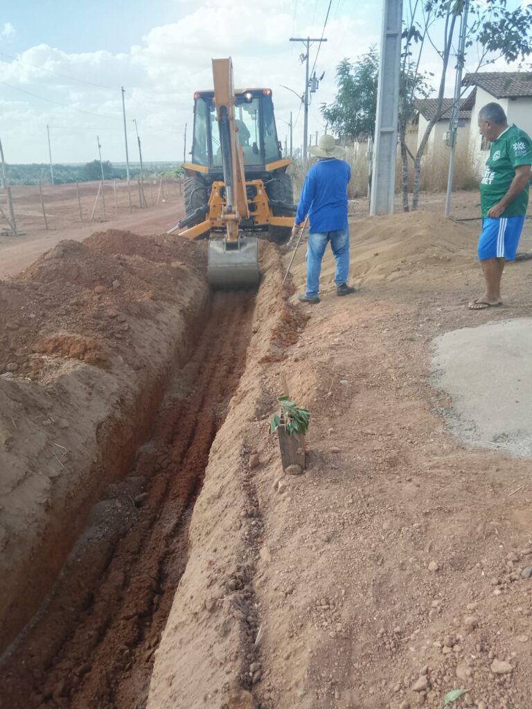 Rede de distribuição de água chega ao Conjunto Vila Dourada 8 Vala aberta para implantação da rede de distribuição de água no Vila Dourada