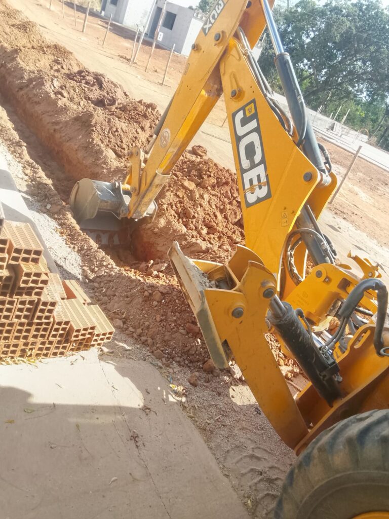 Rede de distribuição de água chega ao Conjunto Vila Dourada 5 Máquina realizando escavação para rede de distribuição de água