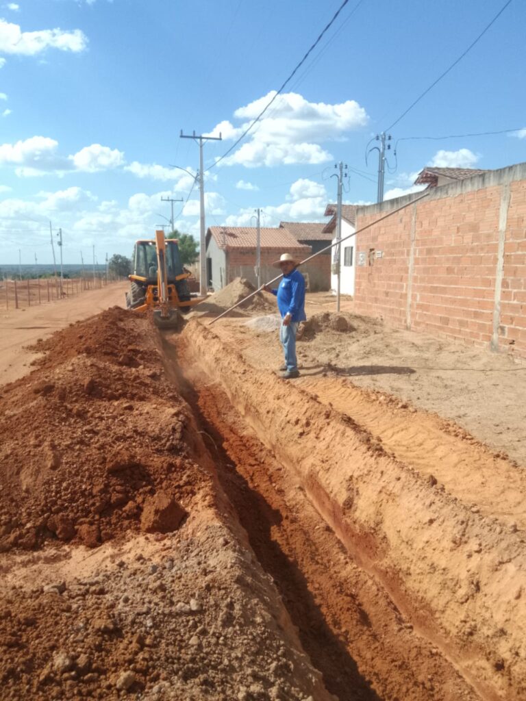 Rede de distribuição de água chega ao Conjunto Vila Dourada 3 Equipe do SAAE de Trombas em obra da rede de distribuição de água