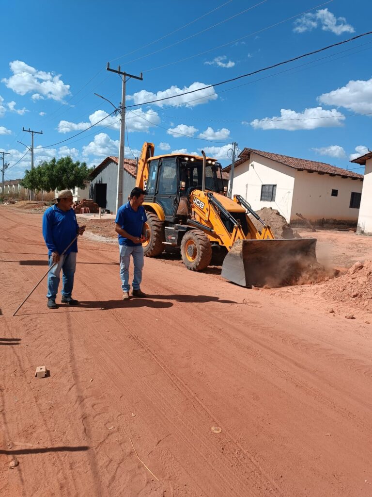 Rede de distribuição de água chega ao Conjunto Vila Dourada 9 Implantação da rede de distribuição de água no Conjunto Vila Dourada