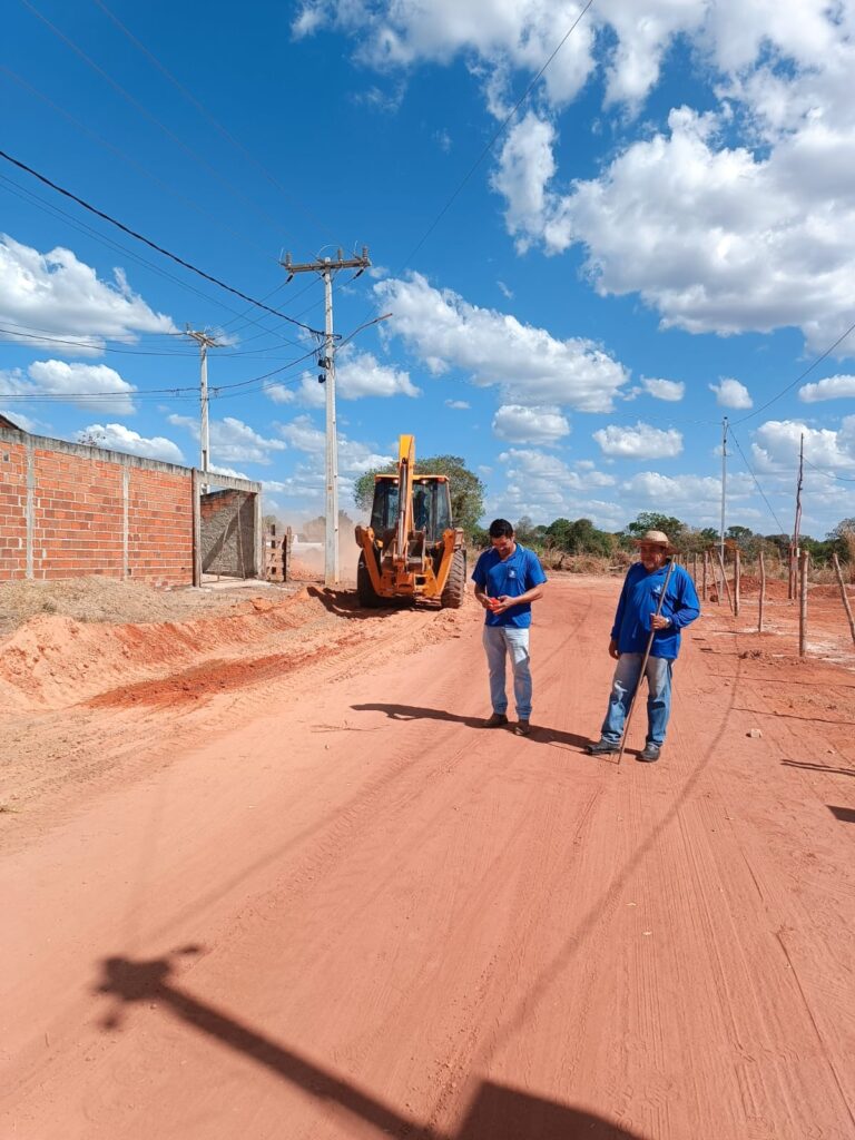 Rede de distribuição de água chega ao Conjunto Vila Dourada 4 Equipe trabalhando na implantação da rede de distribuição de água