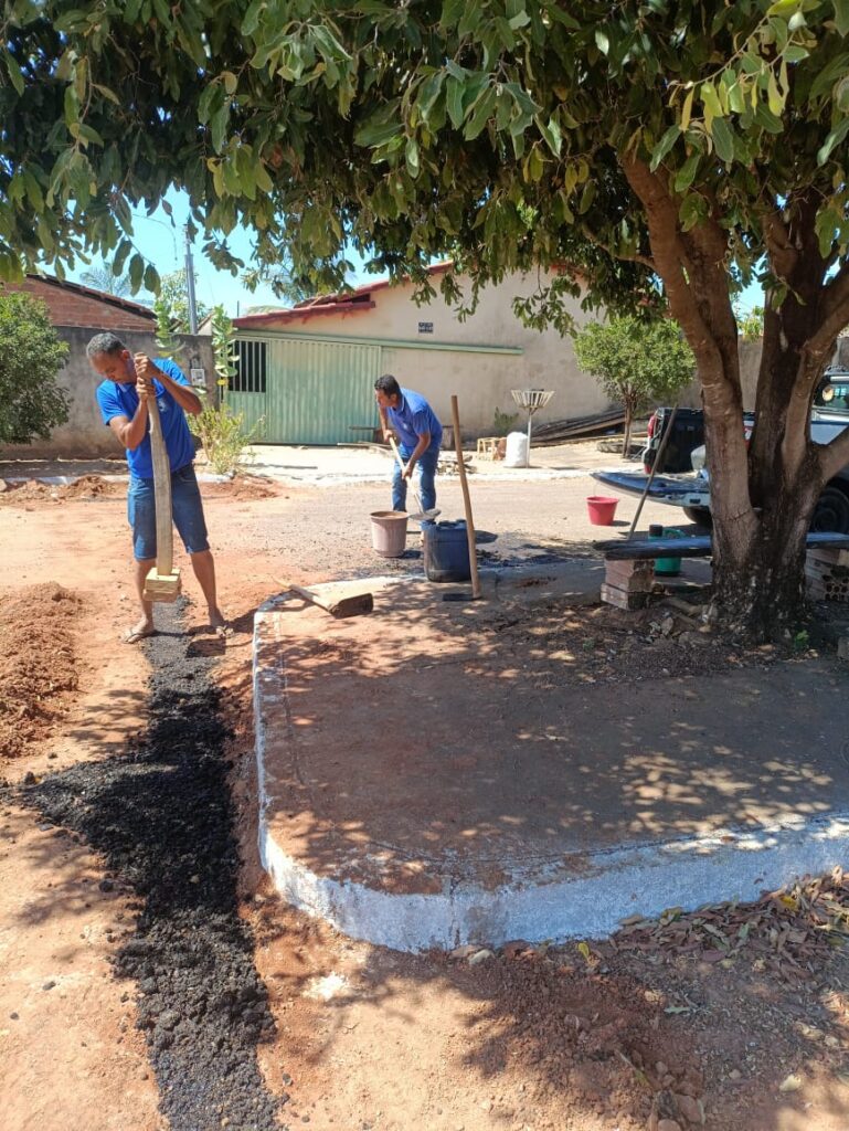 Recuperação asfáltica após obras na rede de água em Trombas 5 Equipe do SAAE de Trombas trabalhando na recuperação asfáltica após serviço na rede de água
