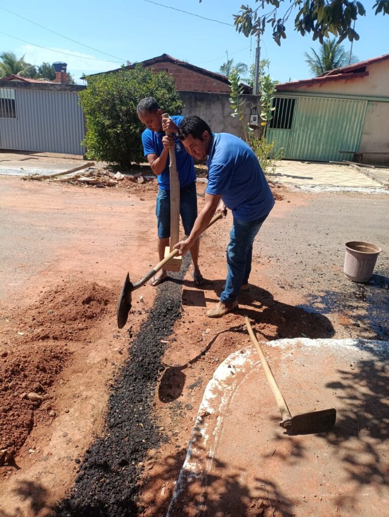 Recuperação asfáltica após obras na rede de água em Trombas 3 Trabalhadores do SAAE realizando recuperação asfáltica em trecho da rede de água