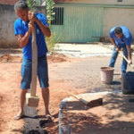 Equipe do SAAE de Trombas realizando recuperação asfáltica após obras na rede de água