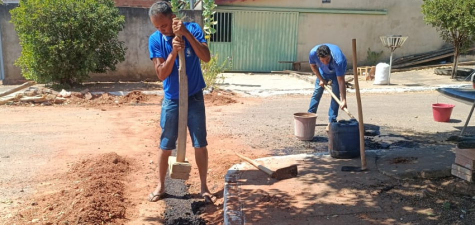 Recuperação asfáltica após obras na rede de água em Trombas
